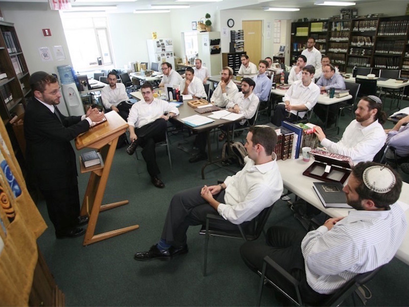 Students attend a lecture at Yeshivat Chovevei Torah, located at the Hebrew Institute of Riverdale. Photo courtesy of Yeshivat Chovevei Torah