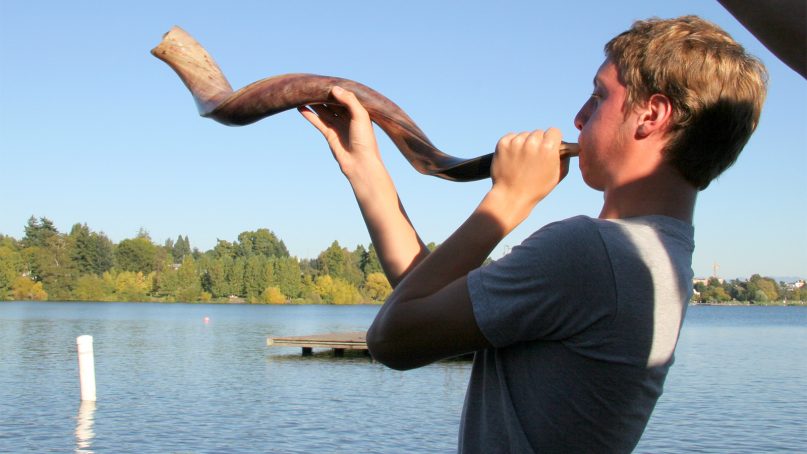 Congregation Eitz Or's annual tashlich gathering at Greenlake in Seattle includes a shofar service. Photo by Joe King/Creative Commons