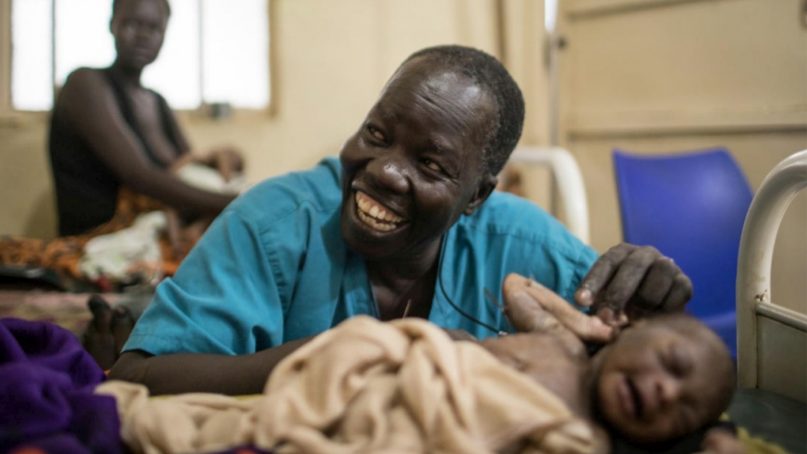 Dr. Evan Atar Adaha with a newborn baby in the maternity ward of Maban Referral Hospital in Bunj, South Sudan. © UNHCR/Will Swanson
