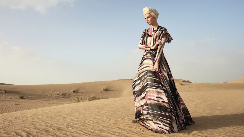 A design by Raşit Bağzıbağlı  (b. 1985, United Kingdom) for Modanisa (est. 2011, Turkey). “Desert Dream” ensemble (evening gown, shawl, and turban), Spring/Summer 2018. Polyester chiffon. A selection featured in the de Young Museum’s “Contemporary Muslim Fashions” installation in San Francisco. Photo courtesy of Fine Arts Museums of San Francisco