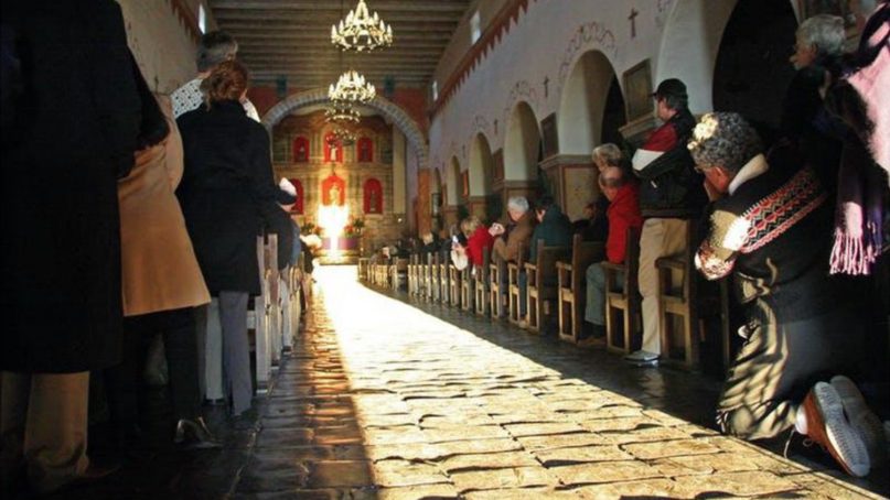 The 2007 midwinter solstice illumination of the main altar tabernacle of Old Mission San Juan Bautista, California. Photo by Rubén G. Mendoza/Ancient Editions/Creative Commons