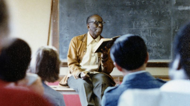 Howard Thurman teaches a college class. Thurman came to know Martin Luther King Jr. at Boston University. Photo courtesy of Emory University