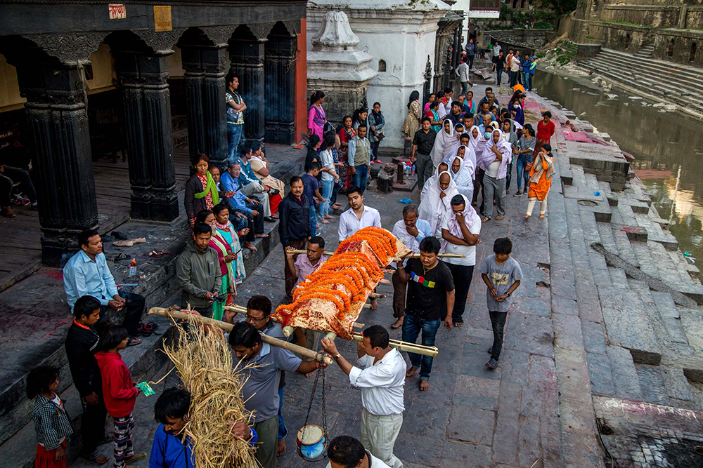 At A Sprawling Shrine To Shiva Nepals Hindus Help The Dead On Their Way