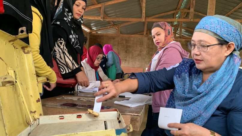 A Muslim woman casts her ballot in a referendum at the Marawi Sagonsongan elementary school-turned polling station in Marawi, Lanao del Sur province, southern Philippines, Monday, Jan. 21, 2019. Muslims in the southern Philippines voted Monday in a referendum on a new autonomous region that seeks to end nearly half a century of unrest, in what their leaders are touting as the best alternative to a new wave of Islamic State group-inspired militants. (AP Photo/Bogie Calupitan)
