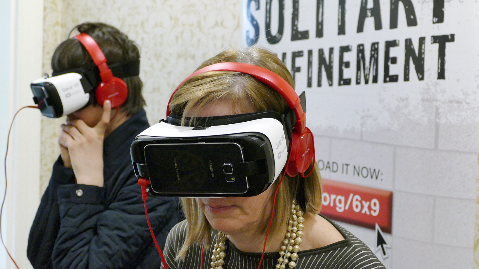 Murmullo medio litro lona A virtual reality tour of solitary confinement helps religious groups rally  for a ban