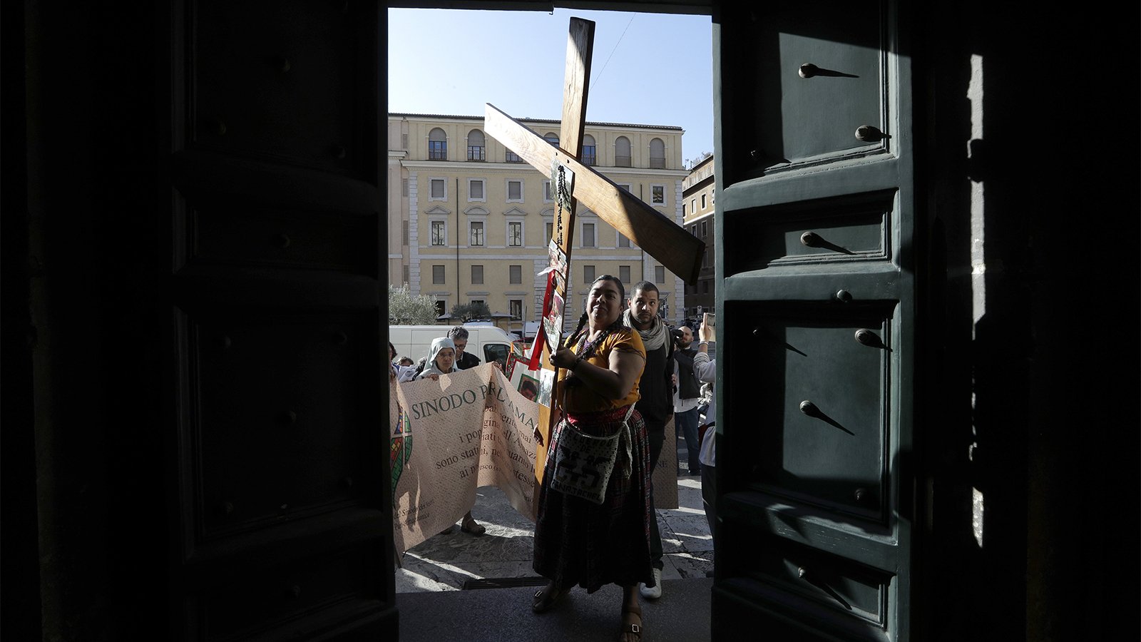 As Amazon synod closes, bishops ask the Pope to allow some married priests