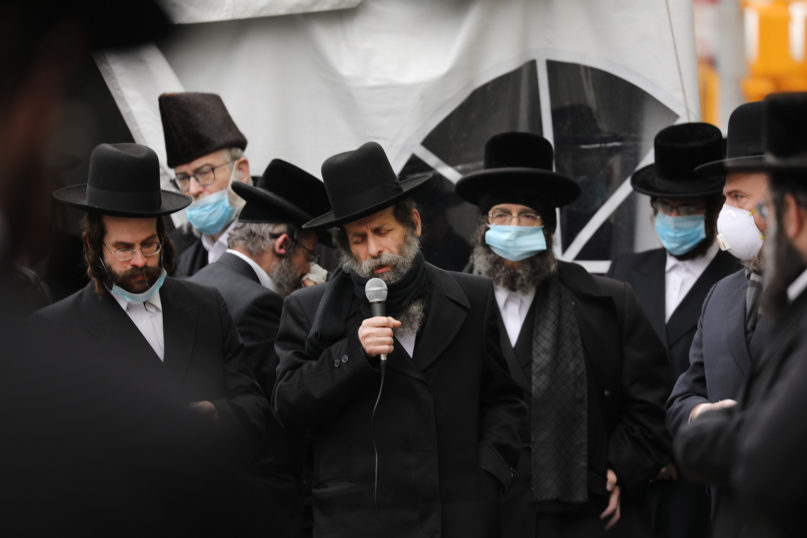 The funeral for a Brooklyn rabbi who died from COVID-19 in the ultra-Orthodox Borough Park neighborhood in New York, April 5, 2020. (Photo by Spencer Platt/Getty Images)