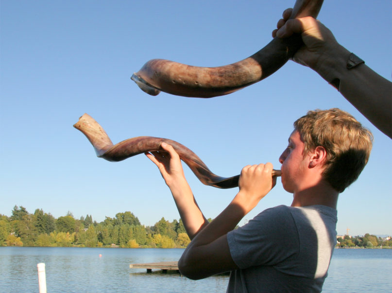 Congregation Eitz Or’s annual tashlich gathering at Greenlake in Seattle includes a shofar service. Photo by Joe King/Creative Commons