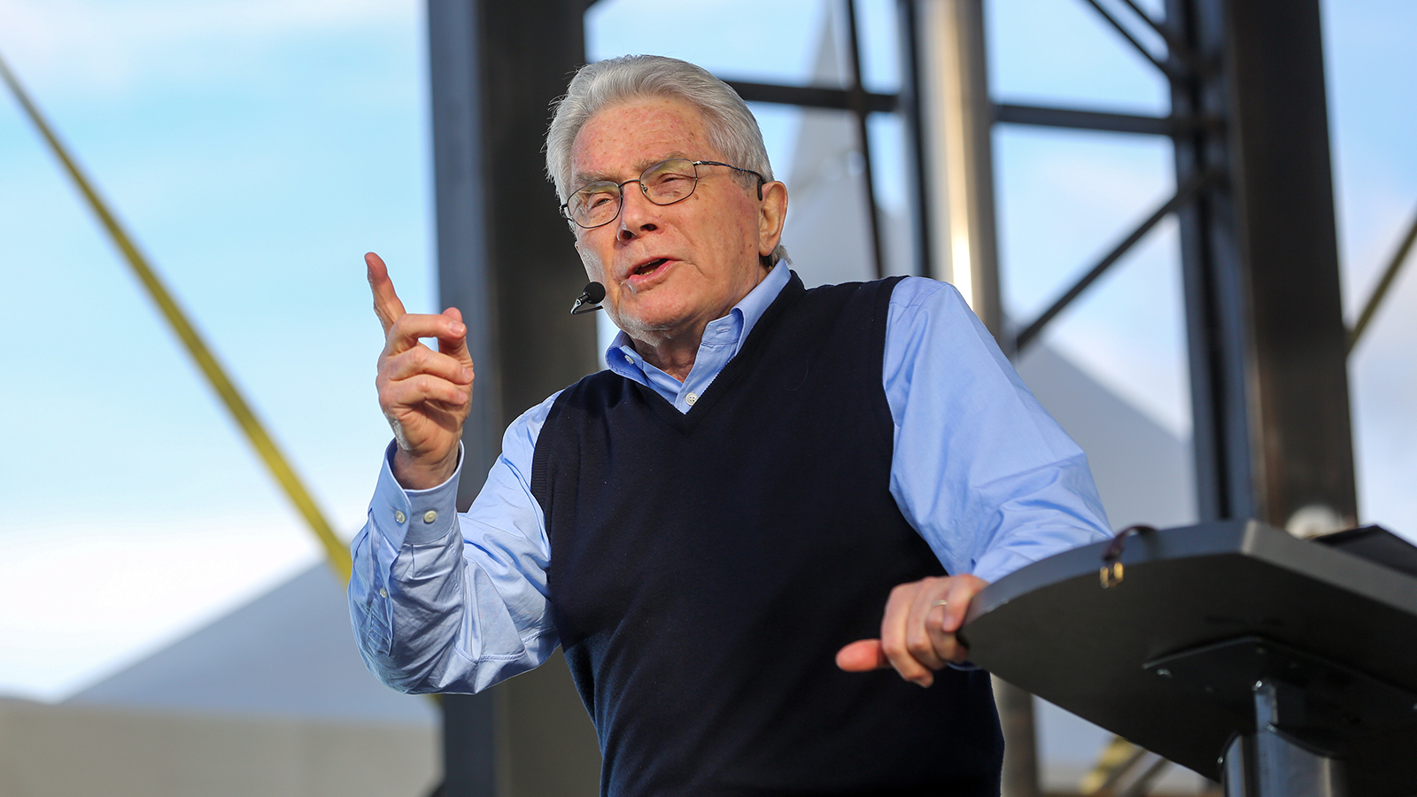 Luis Palau speaks in Alaska in June 2014. Photo by Brad Person, courtesy of the Luis Palau Association