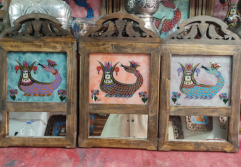 Mirrors ornamented with paintings of Şahmeran on a wooden frame in Mardin. Photo courtesy of Creative Commons