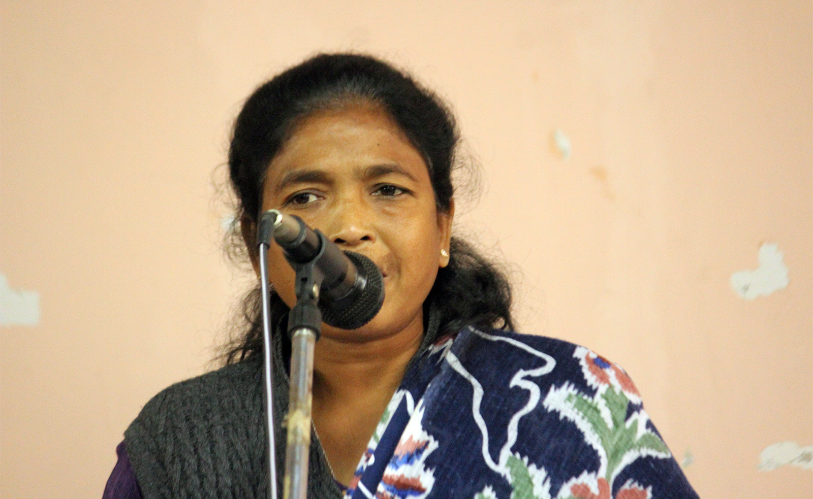 Soni Sori speaks at the Bhopal Jan Utsav in November 2017, in Bhopal, India. Photo by Chinchu.C/Creative Commons