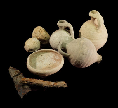 Finds from the excavation: pottery, slingshot stones, weapons, etc. Photo by Davida Eisenberg-Degen courtesy of the Israel Antiquities Authority