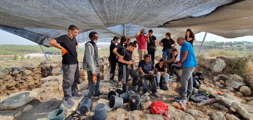 Students from Ramot Beer Sheva took part in the excavations. Photo by Saar Ganor, courtesy of the Israel Antiquities Authority