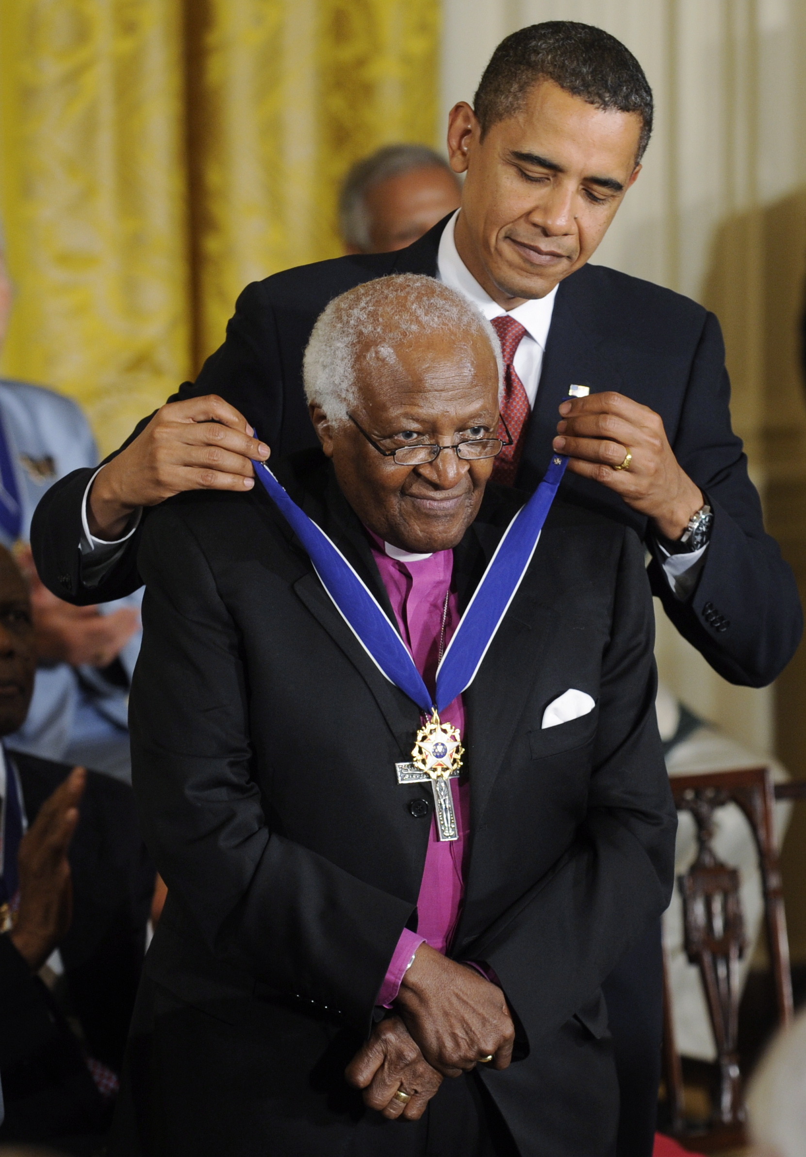 epa01922199 YEARENDER 2009 AUGUST US President Barack Obama awards Arch Bishop Emeritus Desmond Mpilo Tutu the Presidential Medal of Freedom during a ceremony in the East Room of the White House in Washington, D.C., USA, 12 August 2009. Tutu helped lead South Africa through apartheid and with an unshakable humility and firm commitment to our common humanity, he helped heal wounds and lay the foundation for a new nation. EPA/SHAWN THEW