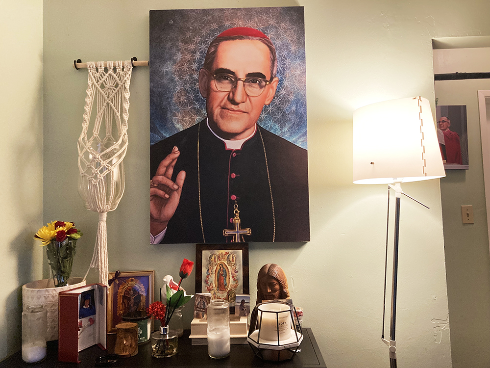 Una imagen de San Oscar Romero cuelga en la pared de la sala de JosŽ Ortiz. RNS foto por Alejandra Molina