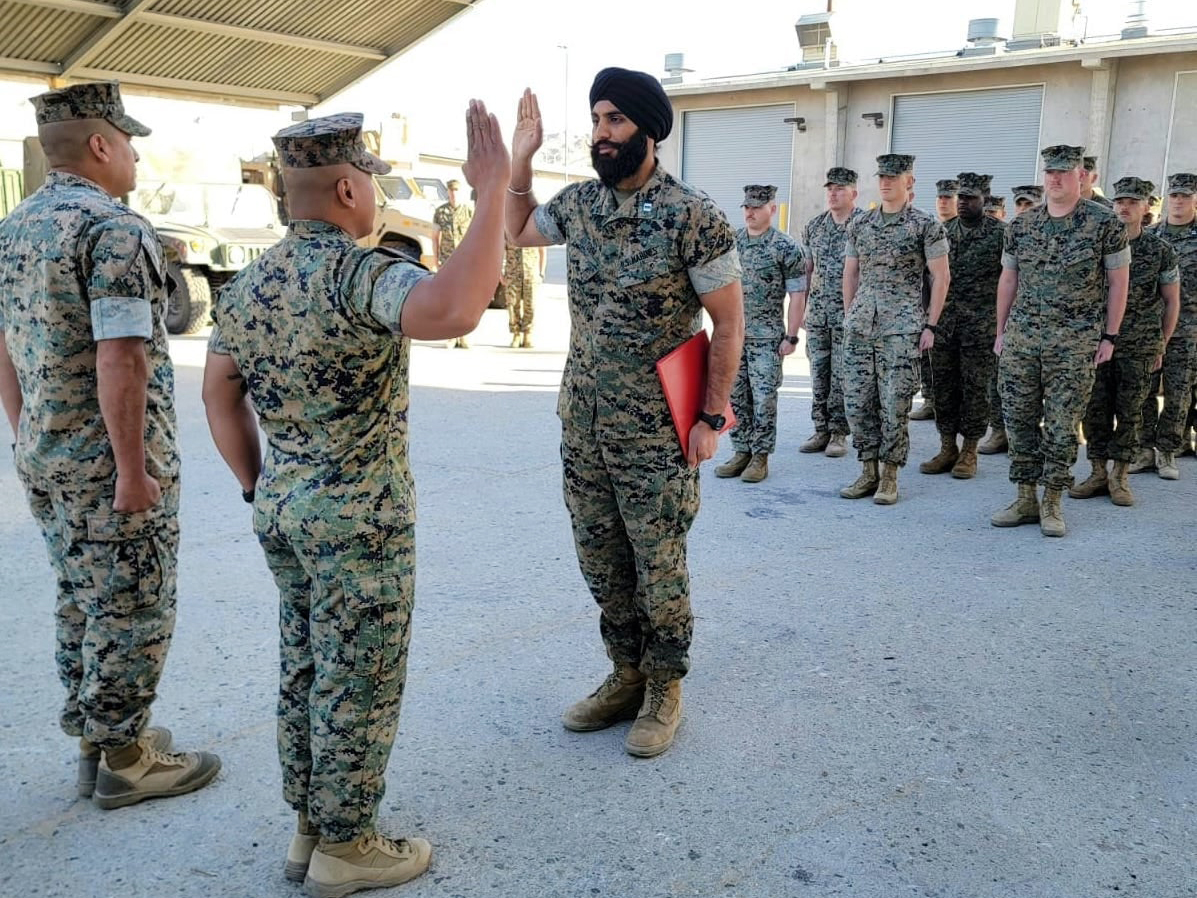 Kapten Sukhbir Singh Toor, tengah, adalah seorang Marinir AS.  Foto milik Koalisi Sikh