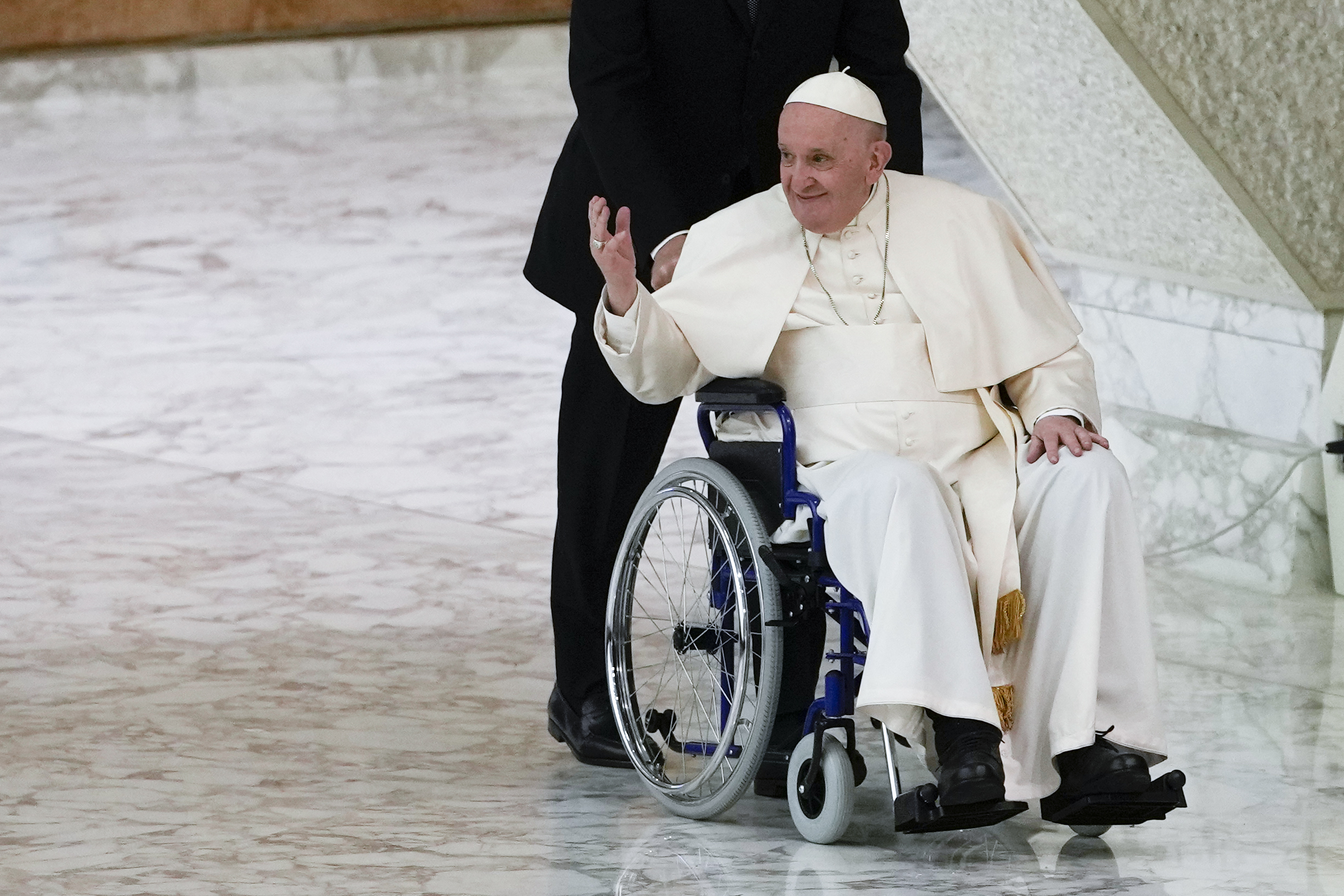 El Papa Francisco llega en silla de ruedas para asistir a una audiencia con monjas y superiores religiosos en el Salón Pablo VI del Vaticano, el 5 de mayo de 2022. Se sabe que el Papa sufre un dolor agudo en la rodilla que ha reducido considerablemente su movilidad en los últimos meses.  (Foto AP/Alessandra Tarantino, archivo)