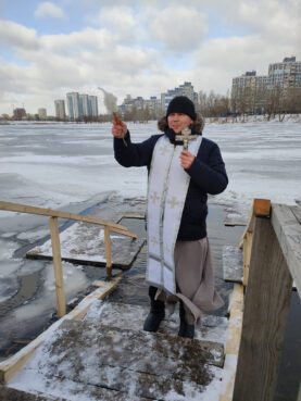 Fr. Berezhnoy on the shores of Lake Jordan on the Feast of Theophany, commemorating Christ’s baptism in Jan 2022. Photo courtesy of Kyiv Saints Cathedral