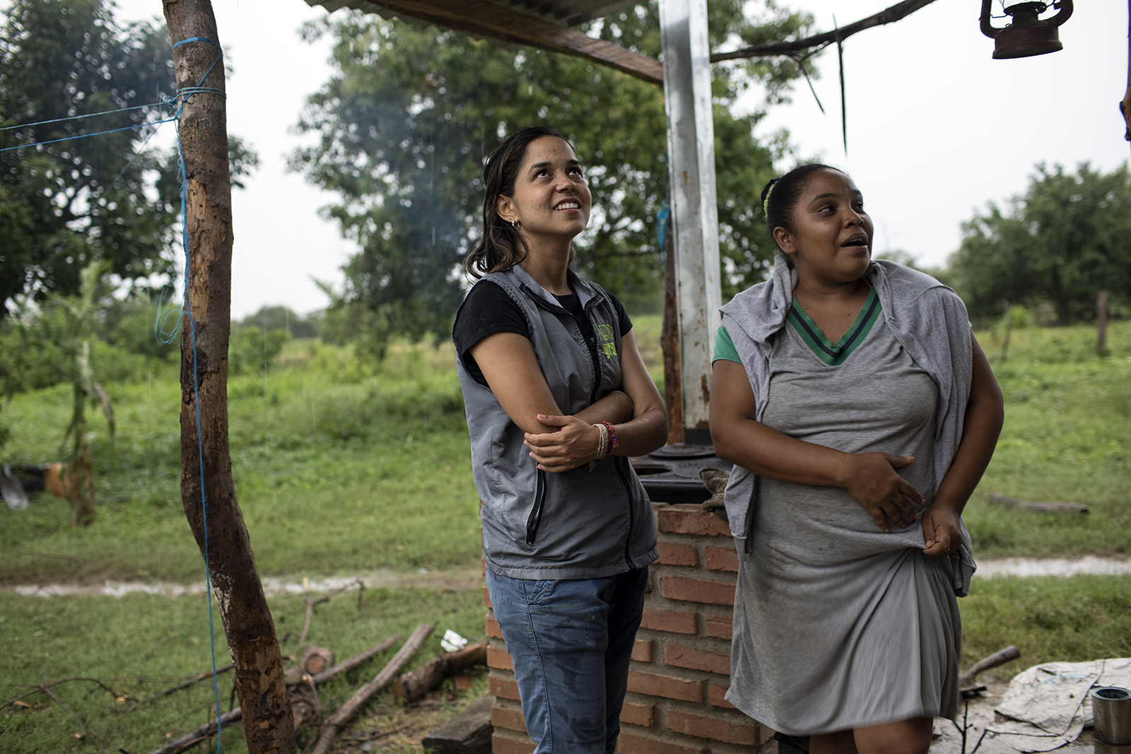 Tierra Grata co-founder and CEO Jenifer Colpas Fernández, left, visits a rural Colombian area in Aug. 2021. Photo by Juanita Escobar, courtesy of Tierra Grata