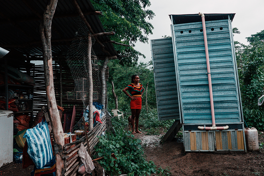 Sandra Campo revisa su inodoro ecológico durante una visita a Tierra Grata en Silverio, Colombia, en mayo de 2022.  Foto por Noel Rojo