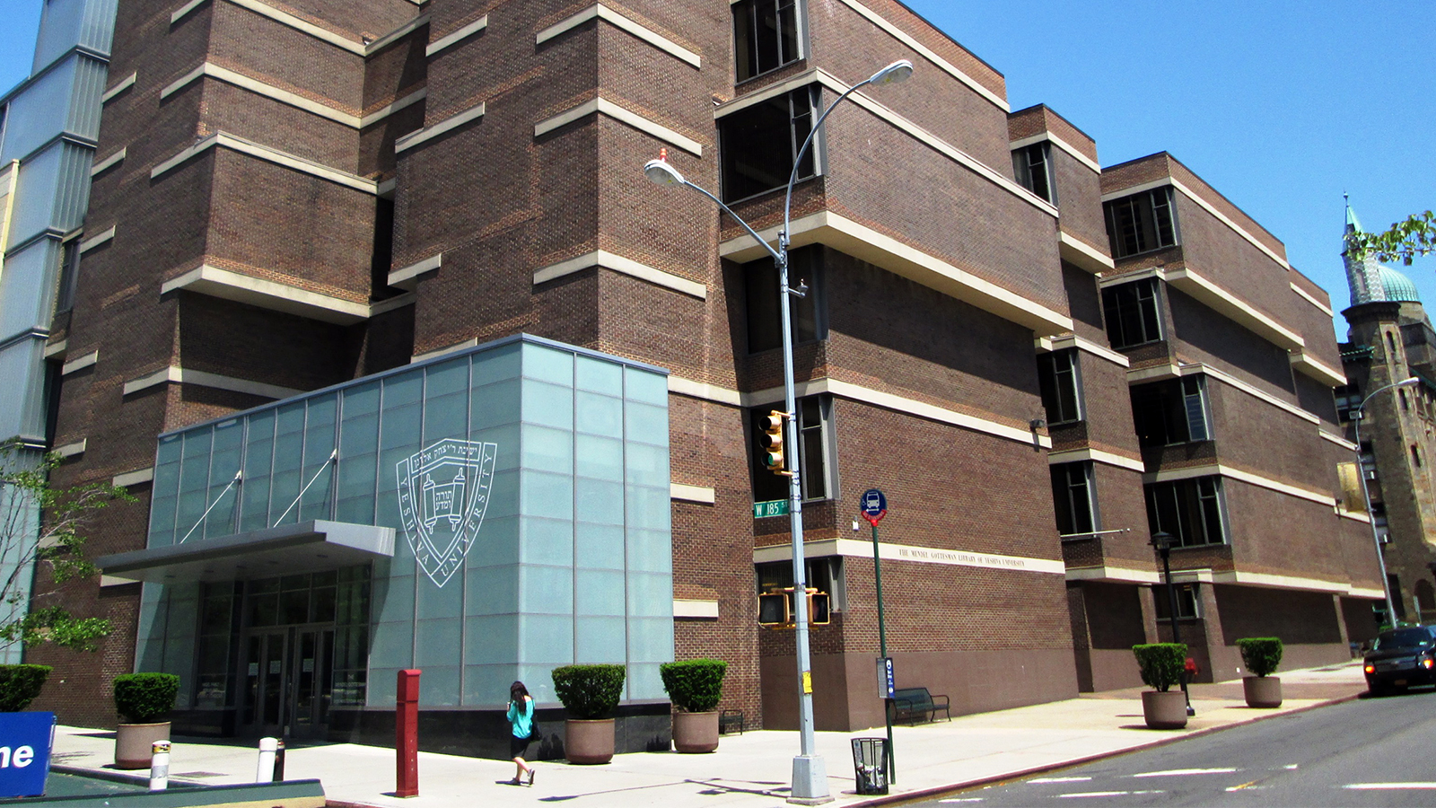 The Mendel Gottesman Library at Yeshiva University in the Washington Heights neighborhood of Manhattan, New York. Photo by Beyond My Ken/Wikipedia/Creative Commons