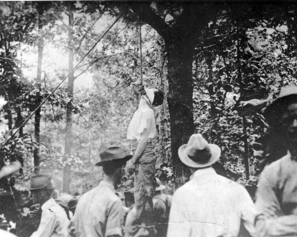 View of the aftermath of the lynching of Leo Frank in Marietta, Georgia, on Aug. 17, 1915. Image courtesy of the Kenan Research Center at the Atlanta History Center via Digital Library of Georgia.