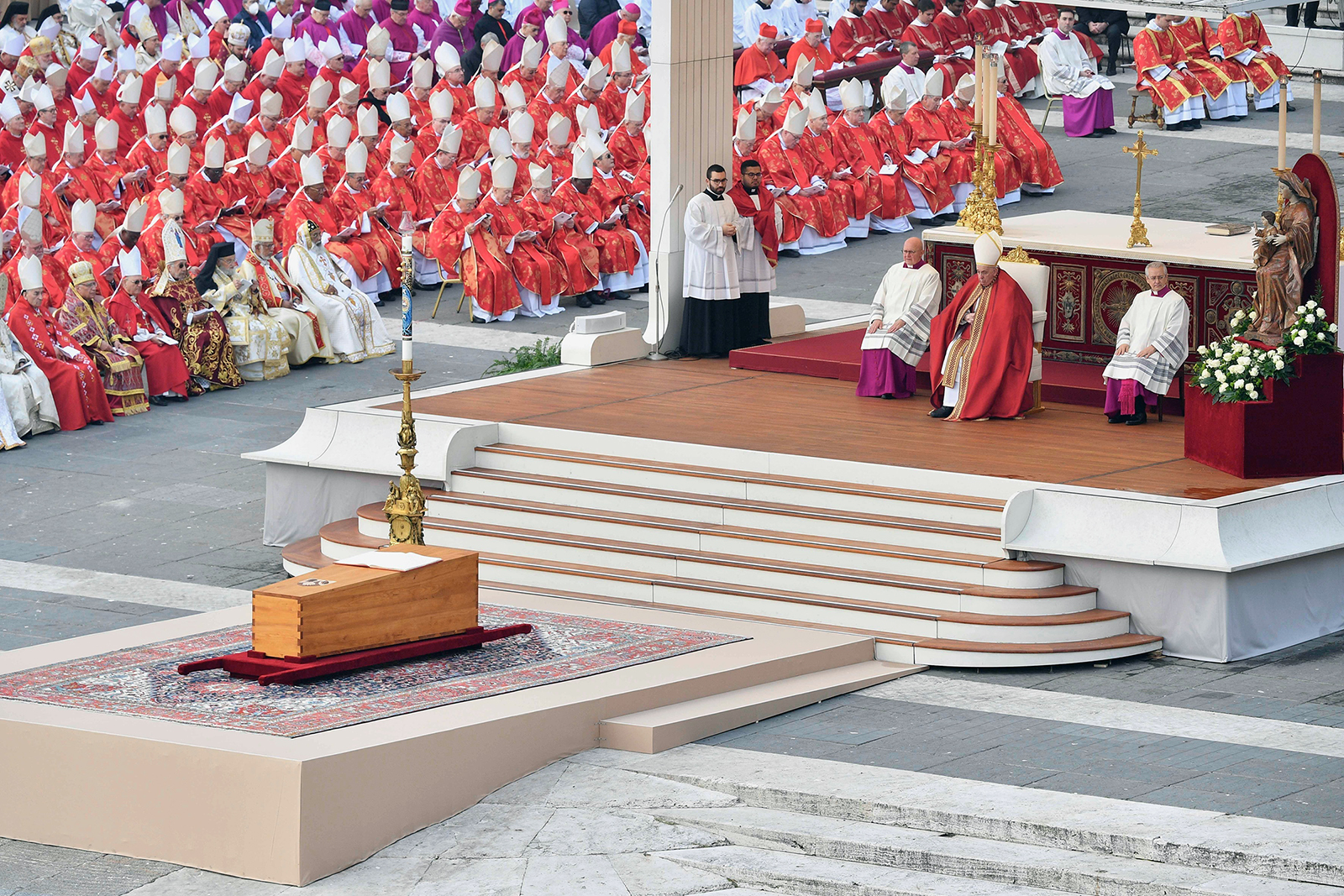 Liturgy for Benedict’s funeral Mass highlights unity in divided church