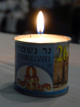 A yahrzeit memorial candle. Photo by Mass Communication Specialist 1st Class James E. Foehl/U.S. Navy/Creative Commons