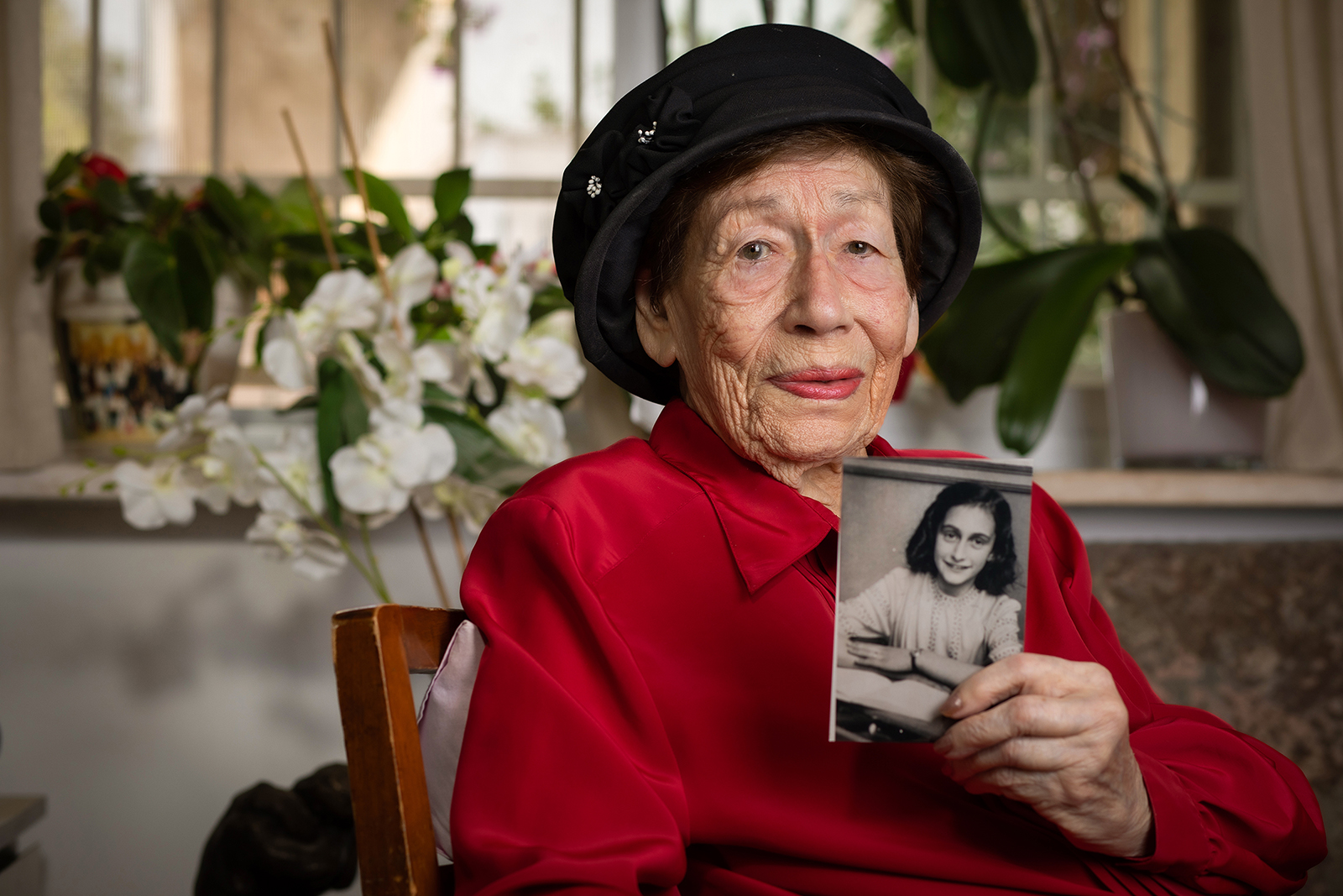 Hannah (Hanneli) Pick-Goslar holding a photo of Anne Frank. Photo © Eric Sultan
