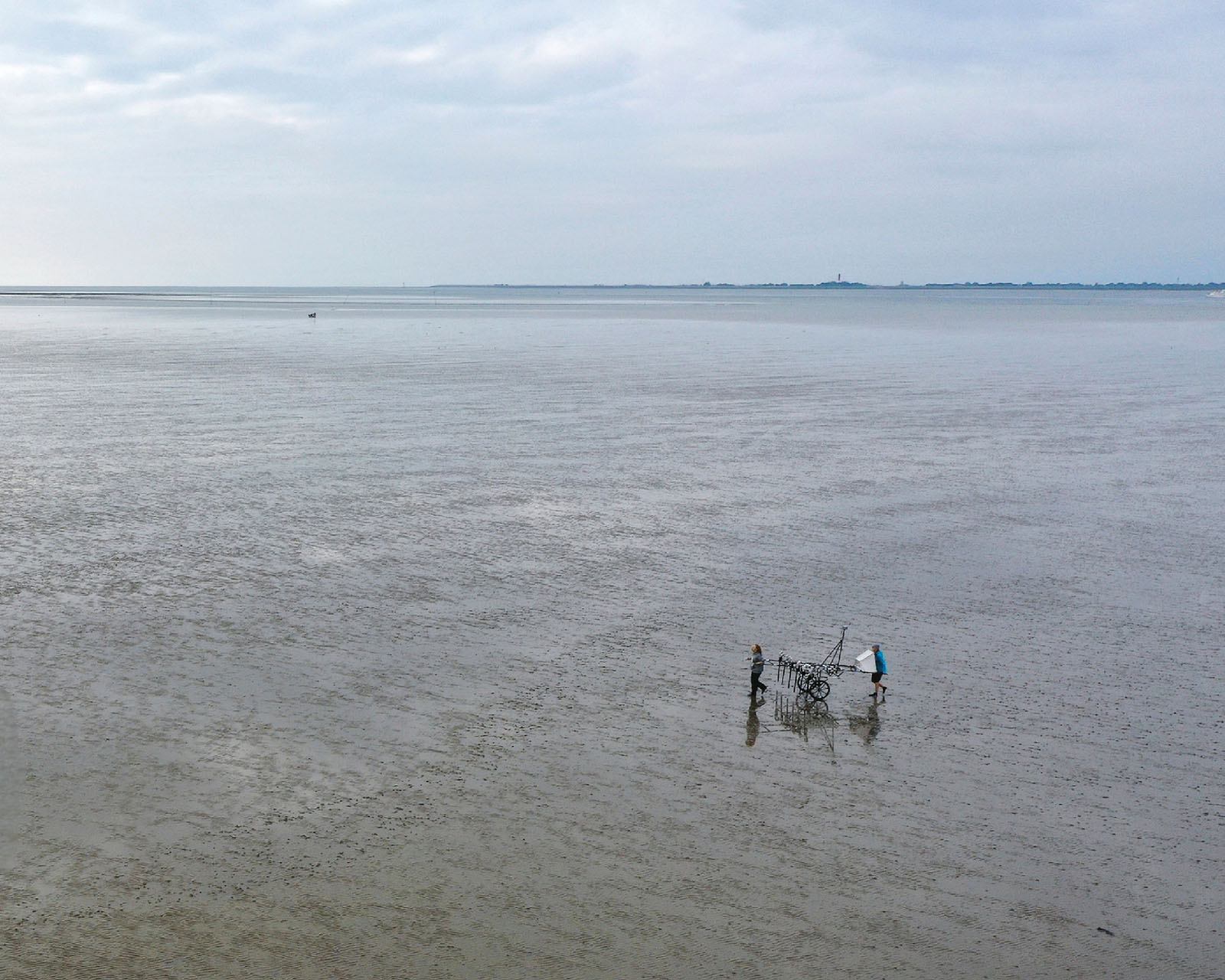 A lightweight measuring cart provides large-scale magnetic mapping of cultural traces hidden beneath the surface of today's mudflats in northern Germany. Photo © Dirk Bienen-Scholt, Schleswig