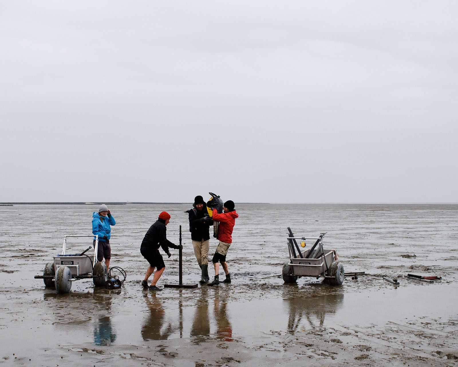 Sediment cores are taken to record settlement remains and reconstruct landscape development at selected sites on the tidal flats in northern Germany. Photo © Justus Lemm, Berlin