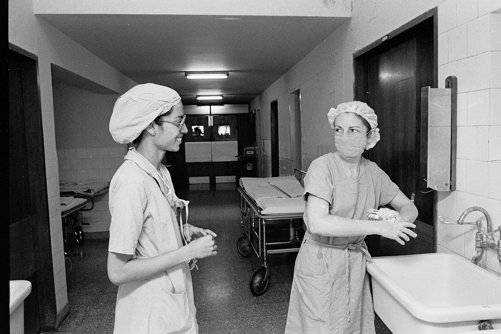 Dr. Rebekah Naylor scrubs her hands before walking into the operating room for surgery in 1990 in Bangalore, India. (© IMB Archive Photo, 1990)