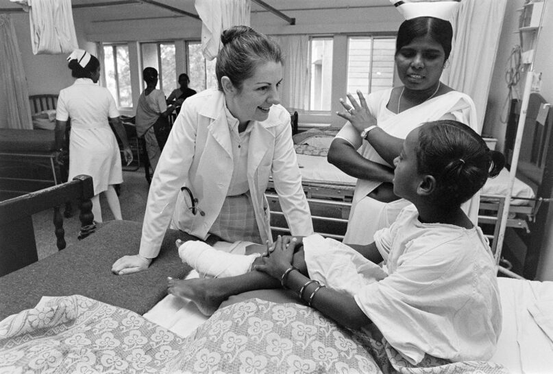 Dr. Rebekah Naylor, left, talks with a young patient alongside a national nurse at Bangalore Baptist Hospital in Bangalore, India, in 1986. (© IMB Archive Photo, 1986)