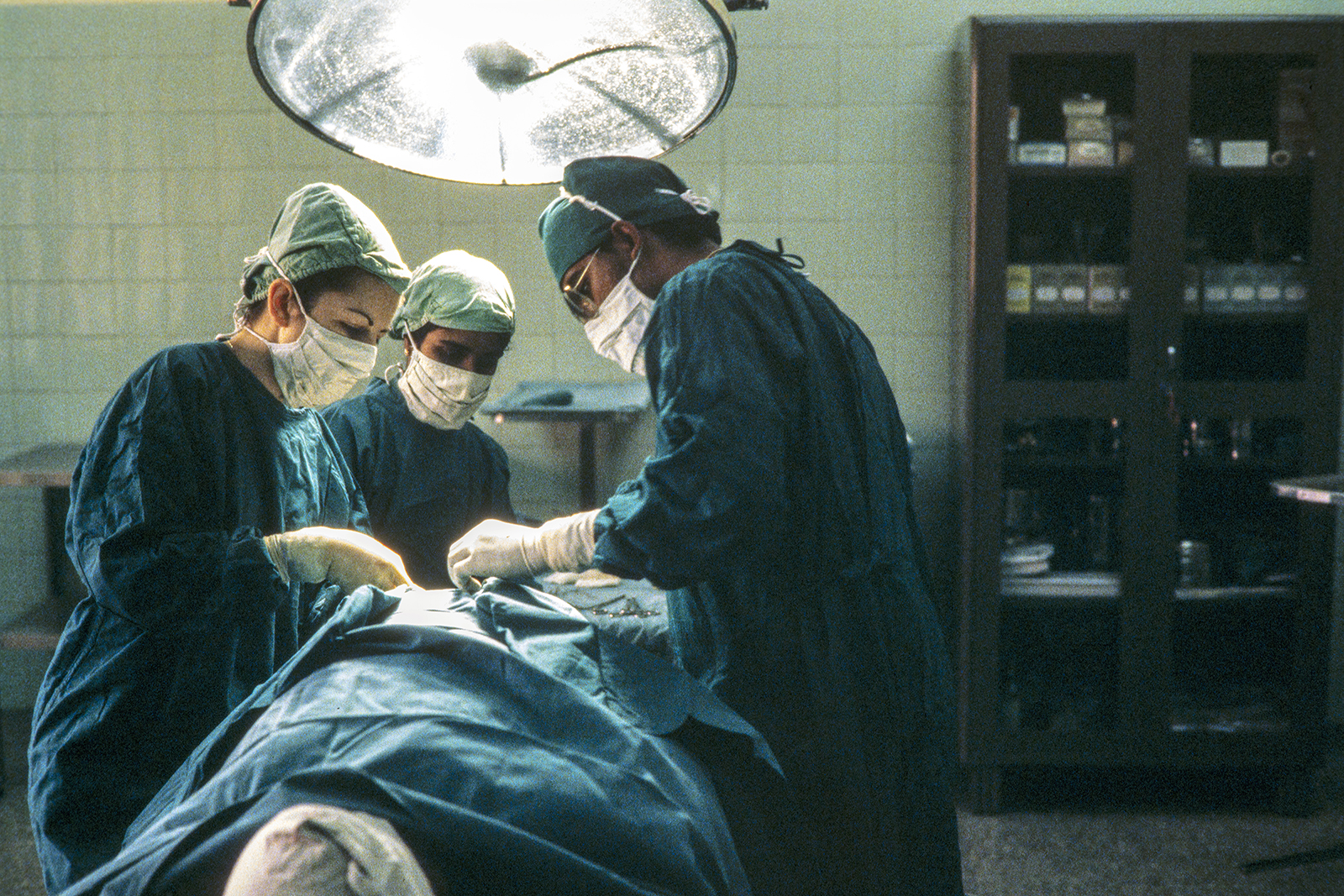 Missionary medical doctor Rebekah Naylor, left, assists in surgery at Bangalore Baptist Hospital in Bangalore, India, in 1983.(© IMB Archive Photo, 1983)