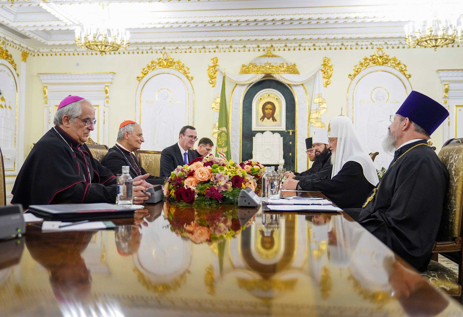 O clero ortodoxo russo e o patriarca Kirill, do lado direito da mesa, se encontram com o cardeal Matteo Zuppi e delegados católicos romanos na residência patriarcal no mosteiro Danilov, em Moscou, Rússia, quinta-feira, 29 de junho de 2023. Foto do Patriarcado de Moscou