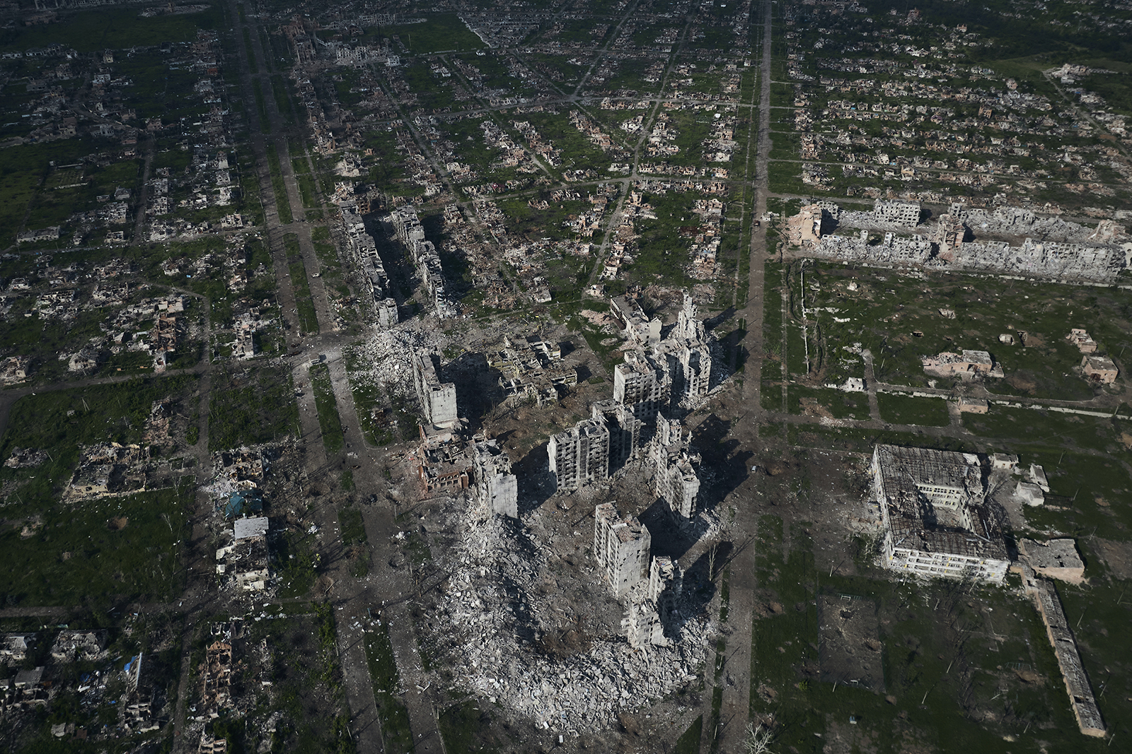 Uma vista aérea de Bakhmut, local das batalhas mais pesadas com as tropas russas na região de Donetsk, Ucrânia, 22 de junho de 2023. (AP Photo/Libkos)