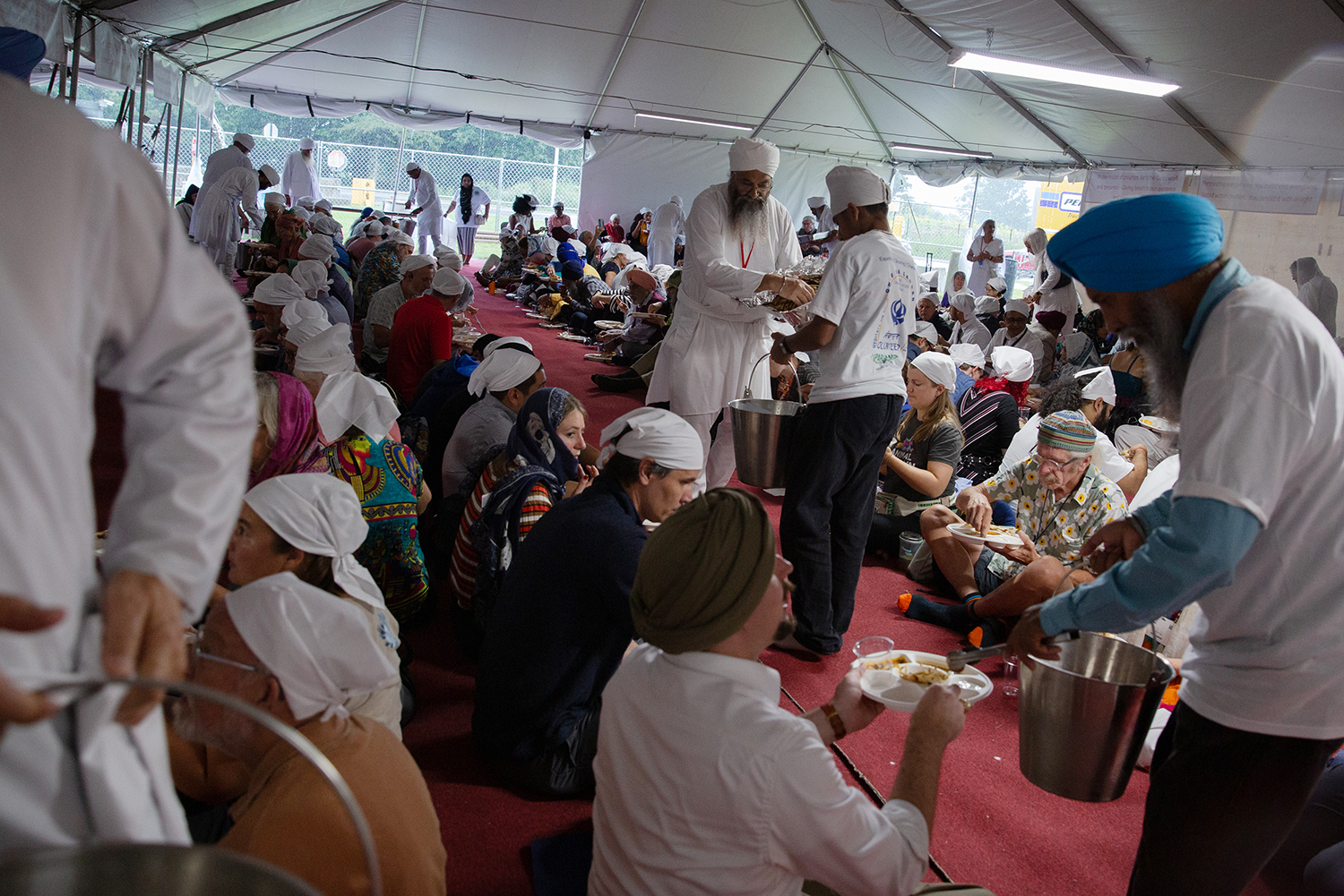 Sikhs distribute a langar lunch to attendees of the Parliament of the World’s Religions in downtown Chicago on Aug. 14, 2023. Photo by Lauren Pond for RNS