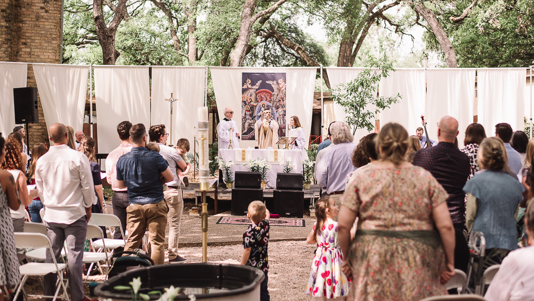 An outdoor service at Resurrection Anglican Church in Austin, Texas. Photo © Kelly Carlson