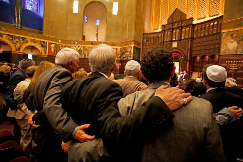 Members of the congregation sing during a Rosh Hashana service at the Wilshire Boulevard Temple in Los Angeles in 2013. (Anne Cusack/Los Angeles Times via Getty Images)