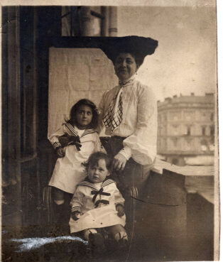 Margit Politzer and her two daughters, Lili and Erzebet, in Budapest, Hungary, in 1904 Photo courtesy Linda Ambrus Broenniman