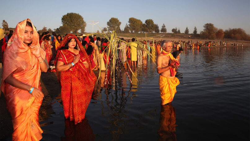 Hindu devotees perform rituals for the Chhath puja sun festival at Quarry Lakes Regional Recreation Area in Fremont, California, in Nov. 2019. (Photo courtesy Sunil and Shalini Singh)