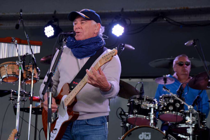 Jimmy Buffett performs with the Coral Reefer Band in 2016 in Japan. (U.S. Navy photo by Petty Officer 1st Class Peter Burghart/Creative Commons)