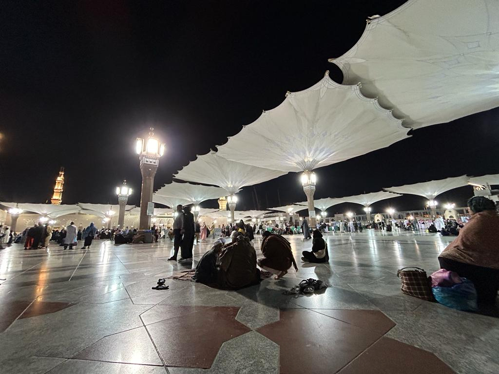 The night before leaving Medina, Dilshad Ali went to Masjid Nabawi by herself to hand out candy to those worshipping there and sit and pray. (Photo by Dilshad Ali)