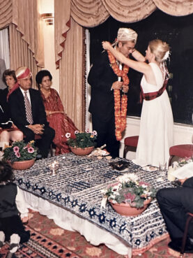 O casamento de Deepak, à esquerda, e Sinclair Sawhney misturou tradições indianas e escocesas.  (Foto cortesia de Sinclair Sawhney)