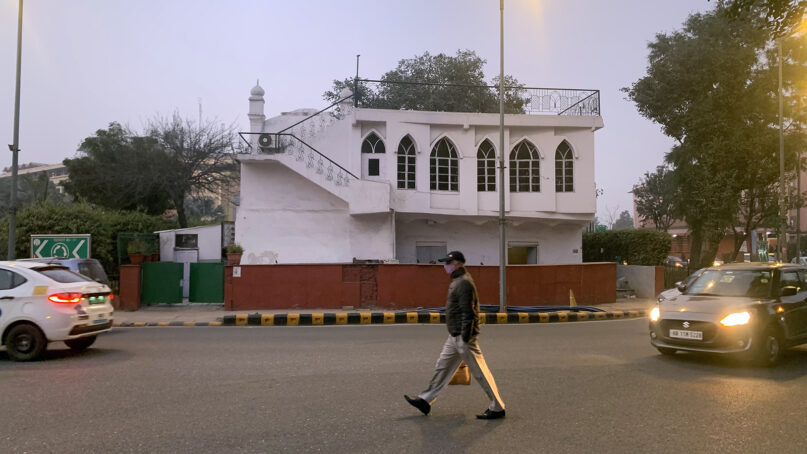 Pedestrians and vehicles pass the historic Sunehri Bagh Masjid on a roundabout in New Delhi, India. (Photo by Kaisar Andrabi)