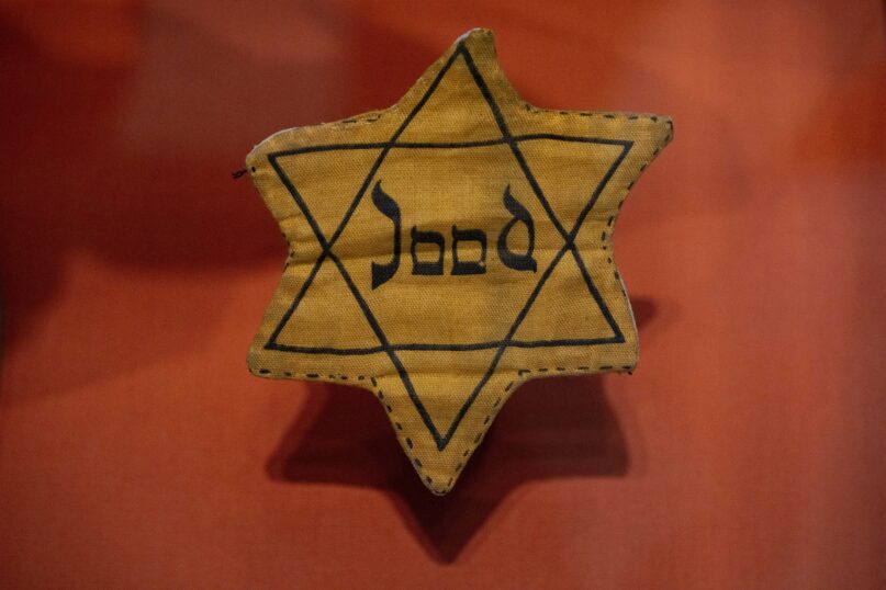 A Star of David badge with the Dutch word 