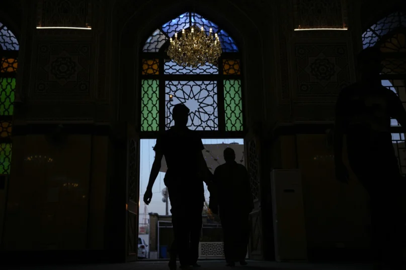 Muslim worshippers enter Abu Hanifa Mosque awaiting the announcement of the beginning of Ramadan, in Baghdad, Iraq, Sunday, March 10, 2024. (AP Photo/Hadi Mizban)