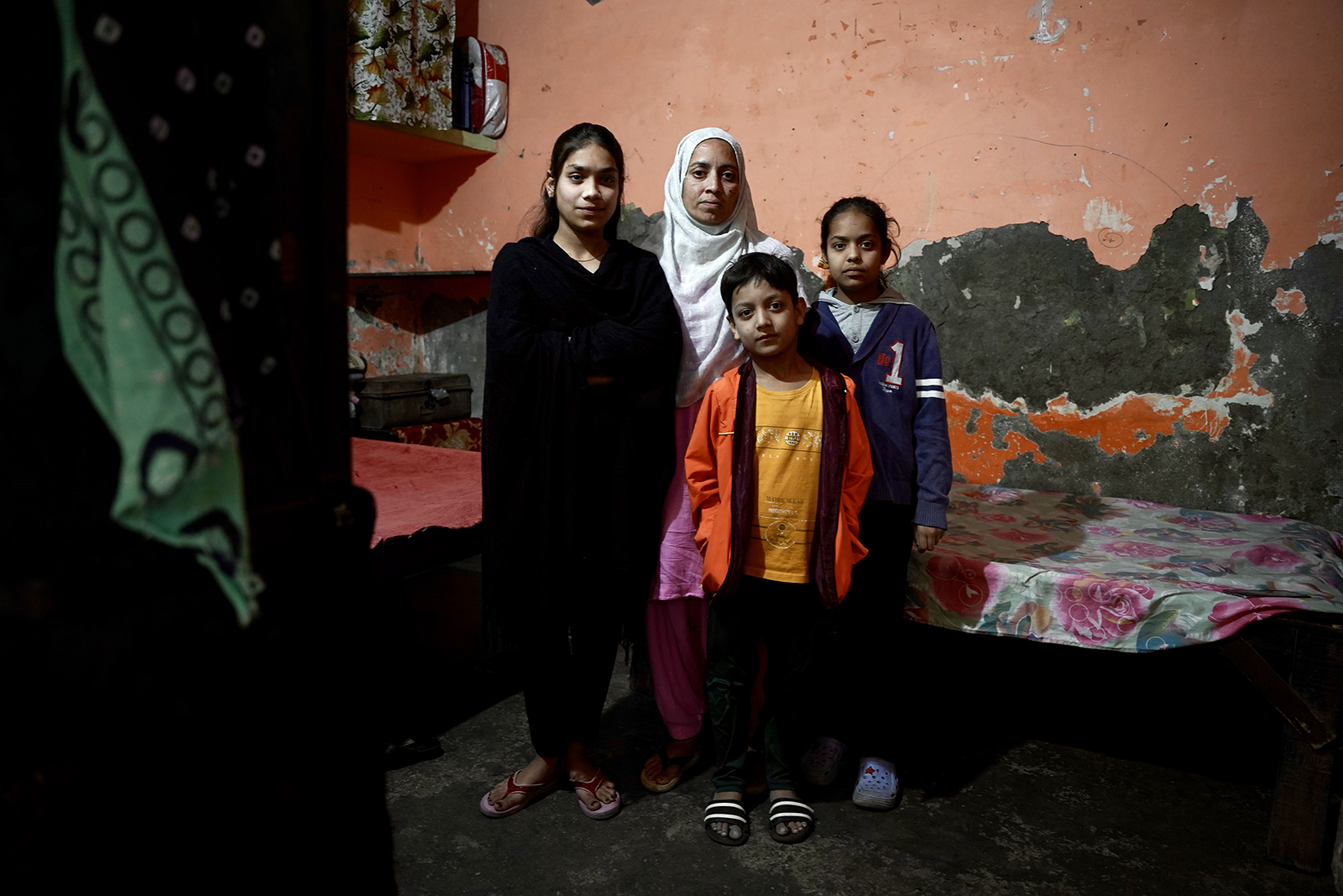 Firdous Makrani, centro, e sua família esperam pela libertação de seu marido, Abdul Sajid, em Haldwani, na Índia.  (Foto de Bhat Burhan)