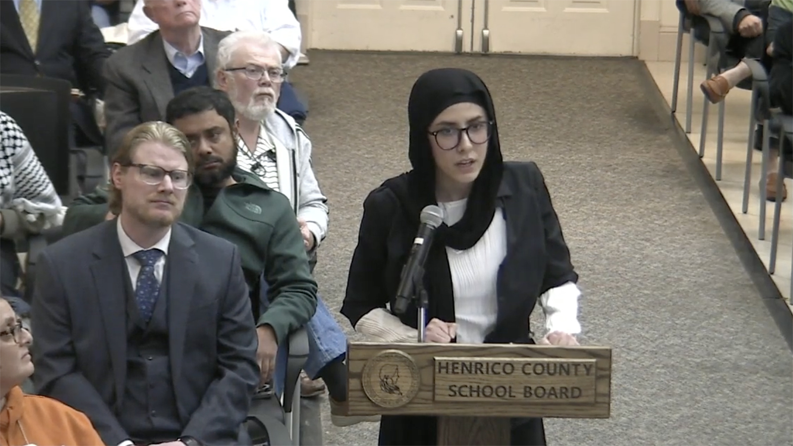 Athena Savoji, aluna do último ano da Deep Run High School, fala durante uma reunião do conselho das escolas públicas do condado de Henrico em 22 de fevereiro de 2024. (Captura de tela de vídeo)