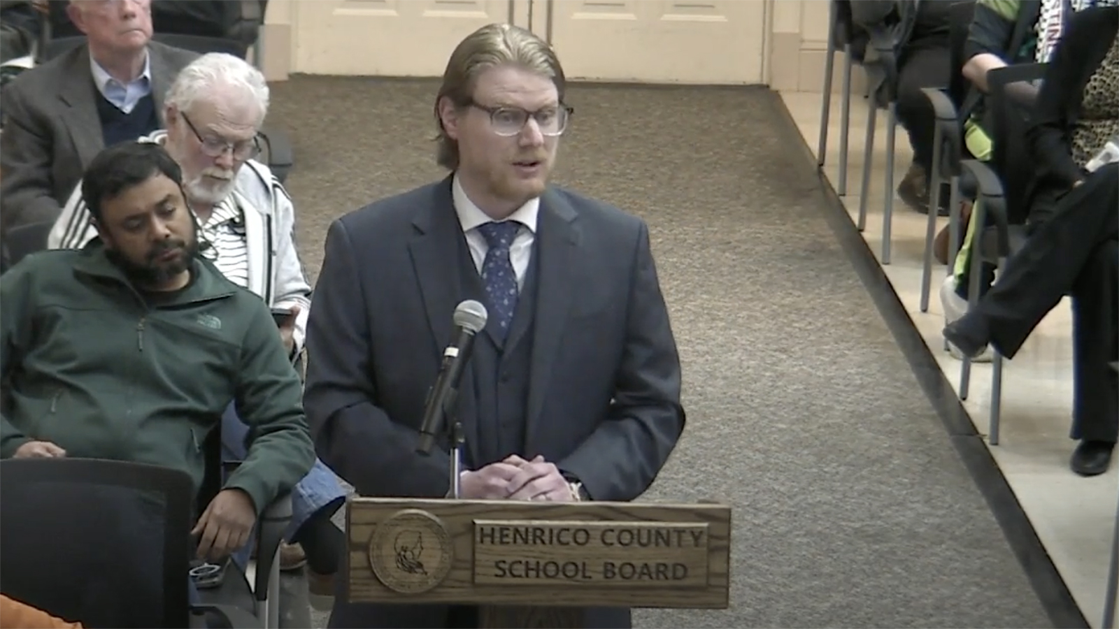 Charles Turner fala durante uma reunião do conselho das Escolas Públicas do Condado de Henrico em 22 de fevereiro de 2024. (Captura de tela de vídeo)